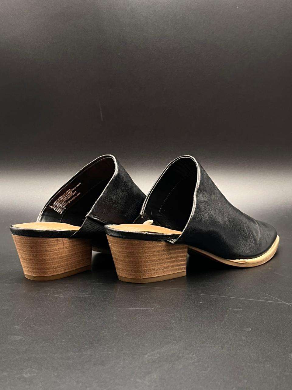 Universal Thread Black Pointed Toe Mules