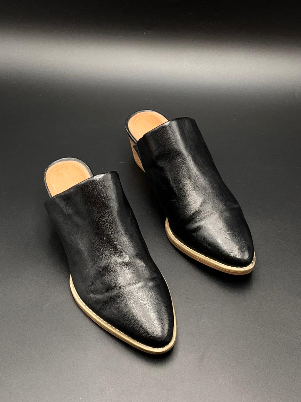 Universal Thread Black Pointed Toe Mules