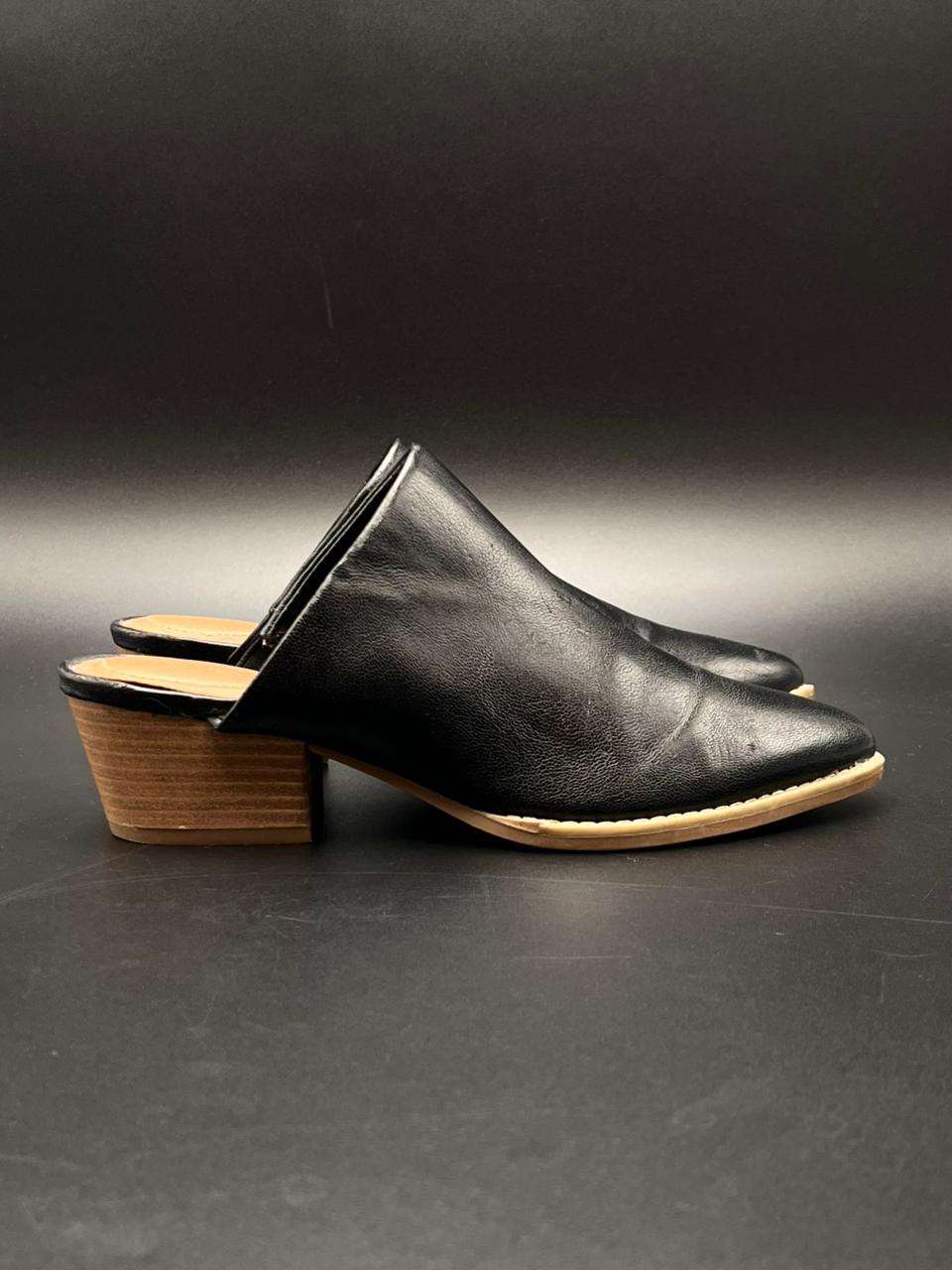 Universal Thread Black Pointed Toe Mules