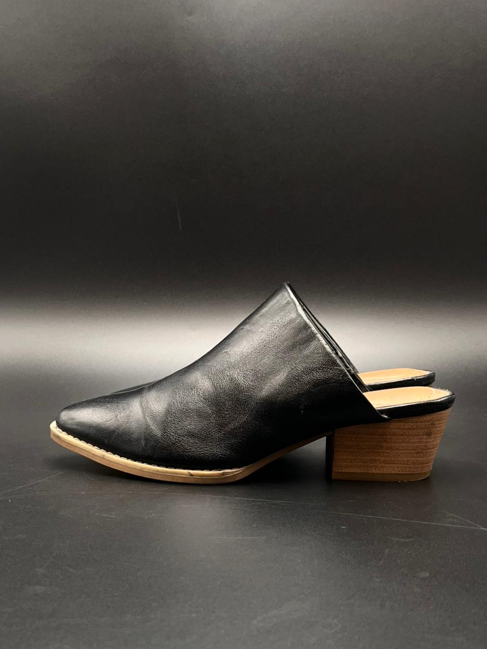 Universal Thread Black Pointed Toe Mules