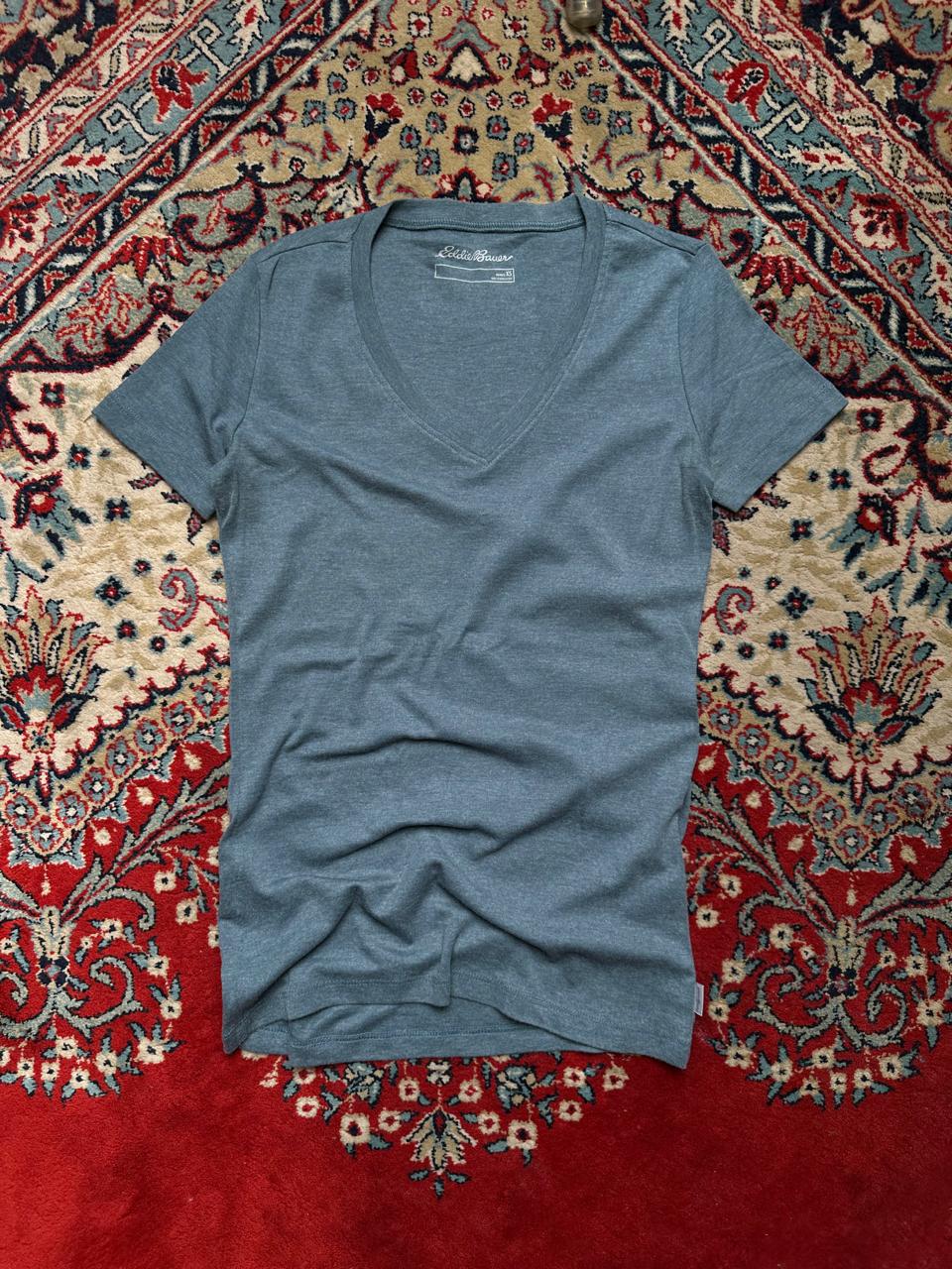 EDDIE BAUER FITTED V NECK TEE