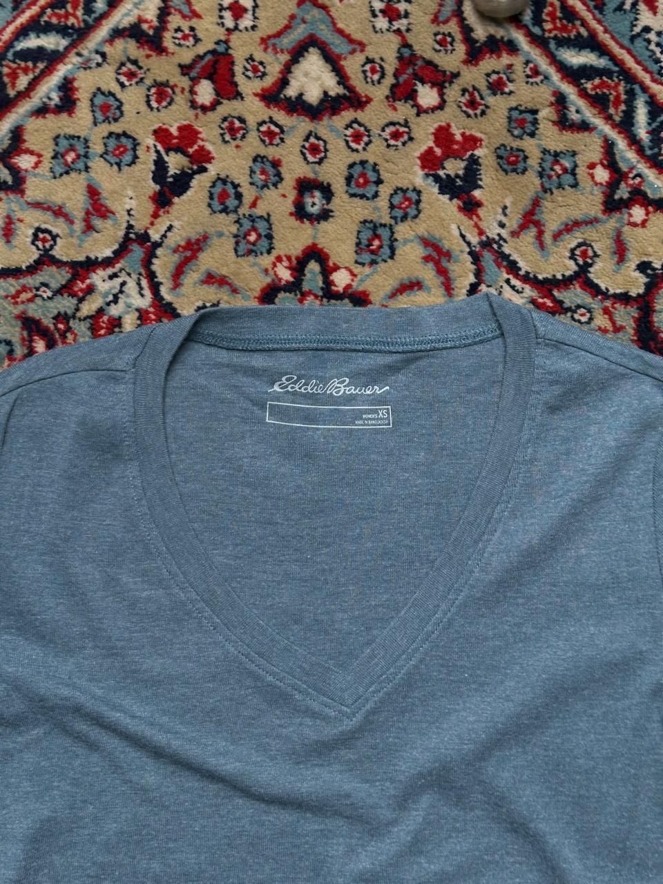 EDDIE BAUER FITTED V NECK TEE