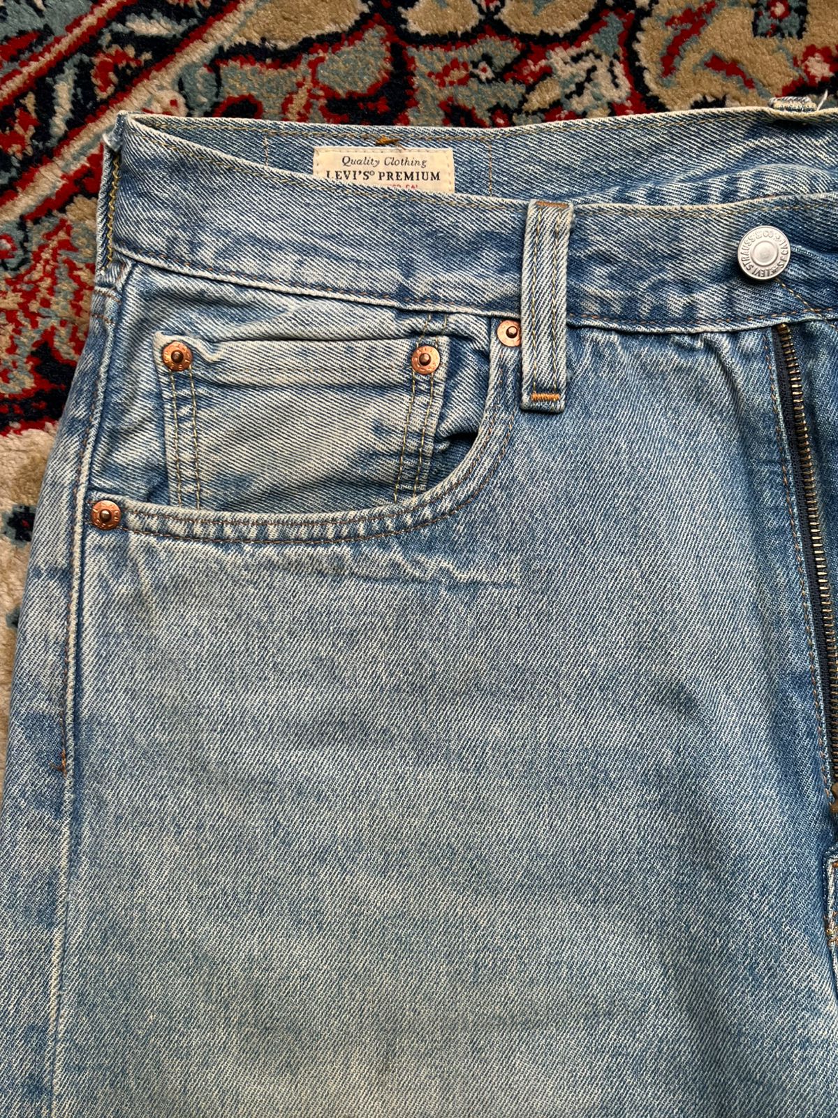 LEVI'S PREMIUM 551 AUTHENTIC STRAIGHT FIT LIGHT WASHed JEANS - 32
