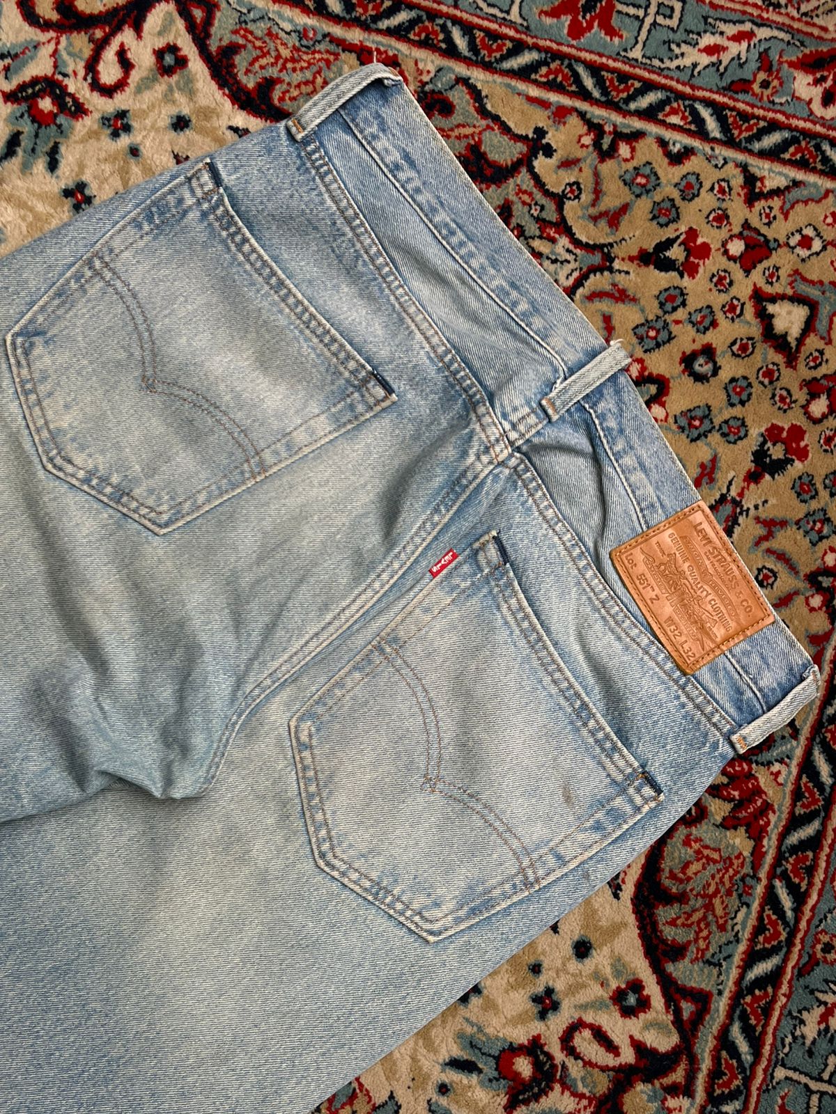 LEVI'S PREMIUM 551 AUTHENTIC STRAIGHT FIT LIGHT WASHed JEANS - 32