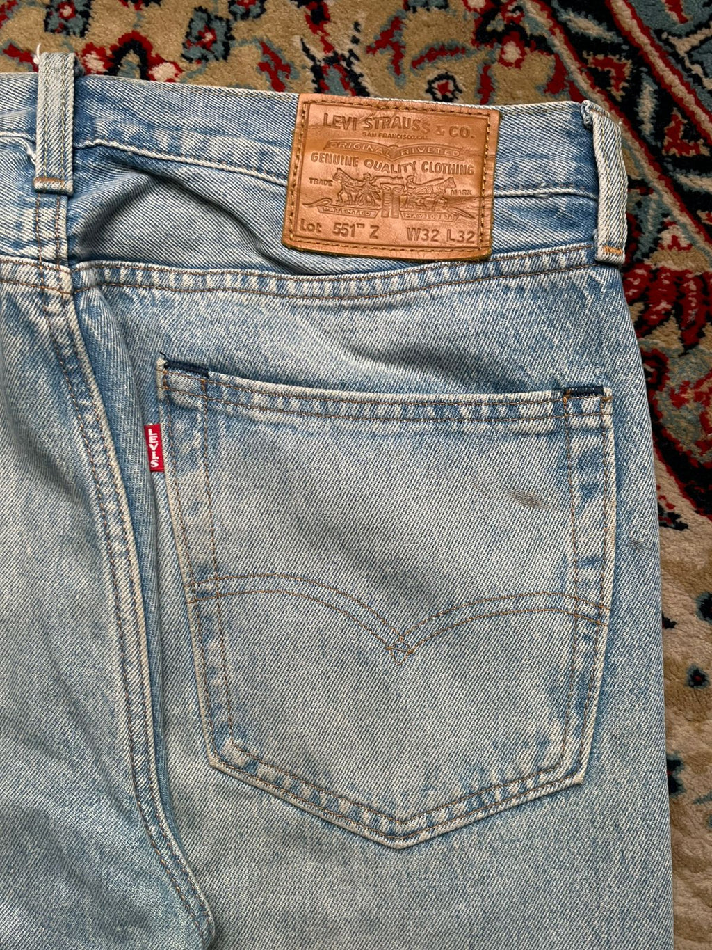 LEVI'S PREMIUM 551 AUTHENTIC STRAIGHT FIT LIGHT WASHed JEANS - 32