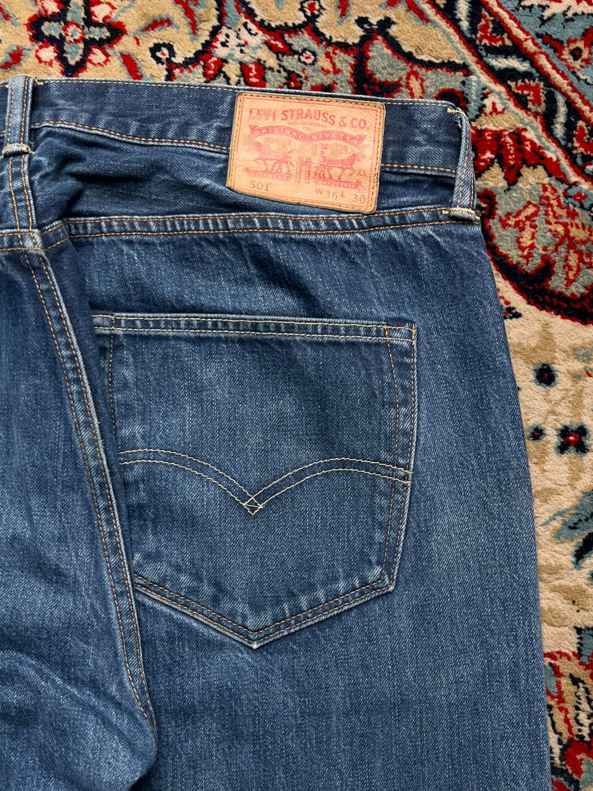 Levi’s 501 Original Fit Medium-Washed BLUE Straight FIT Jeans - 34