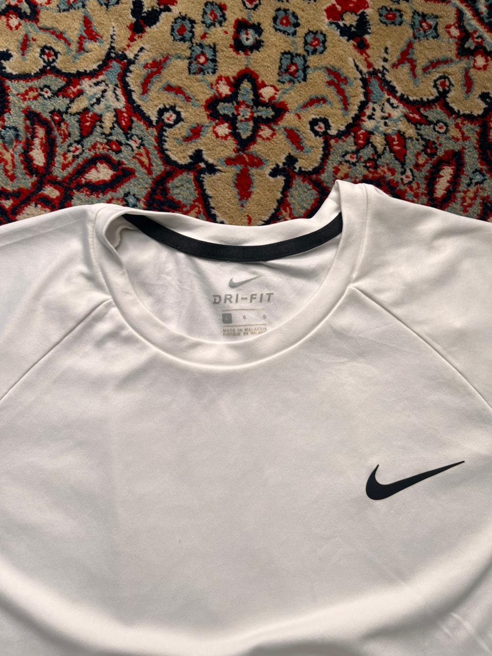 NIKE DRI-FIT ESSENTIAL WHITE PERFORMANCE ATHLETIC TEE - XL