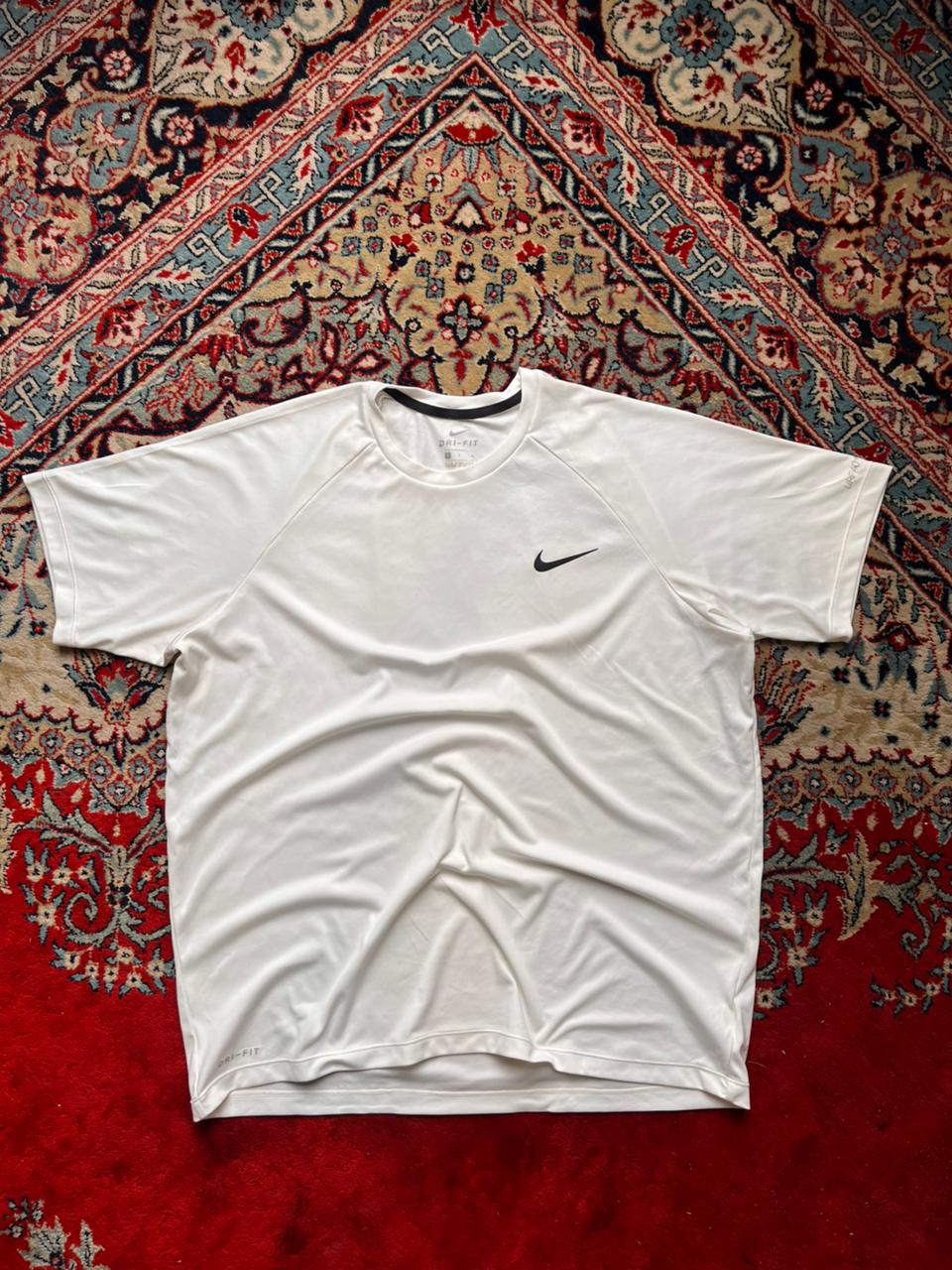 NIKE DRI-FIT ESSENTIAL WHITE PERFORMANCE ATHLETIC TEE - XL
