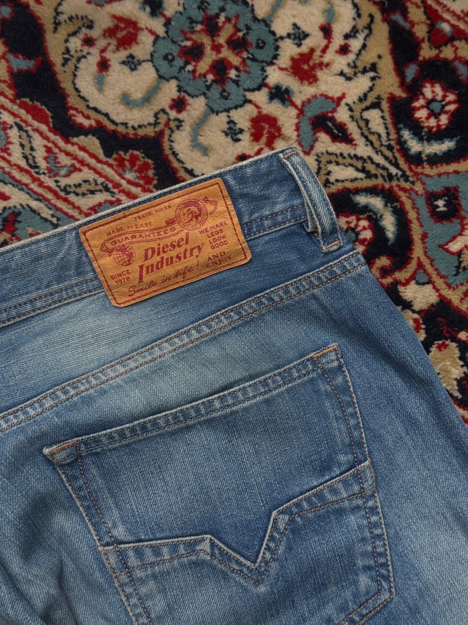 DIESEL LARKEE INDUSTRY BLUE WASHED STRAIGHT FIT JEANS - 38