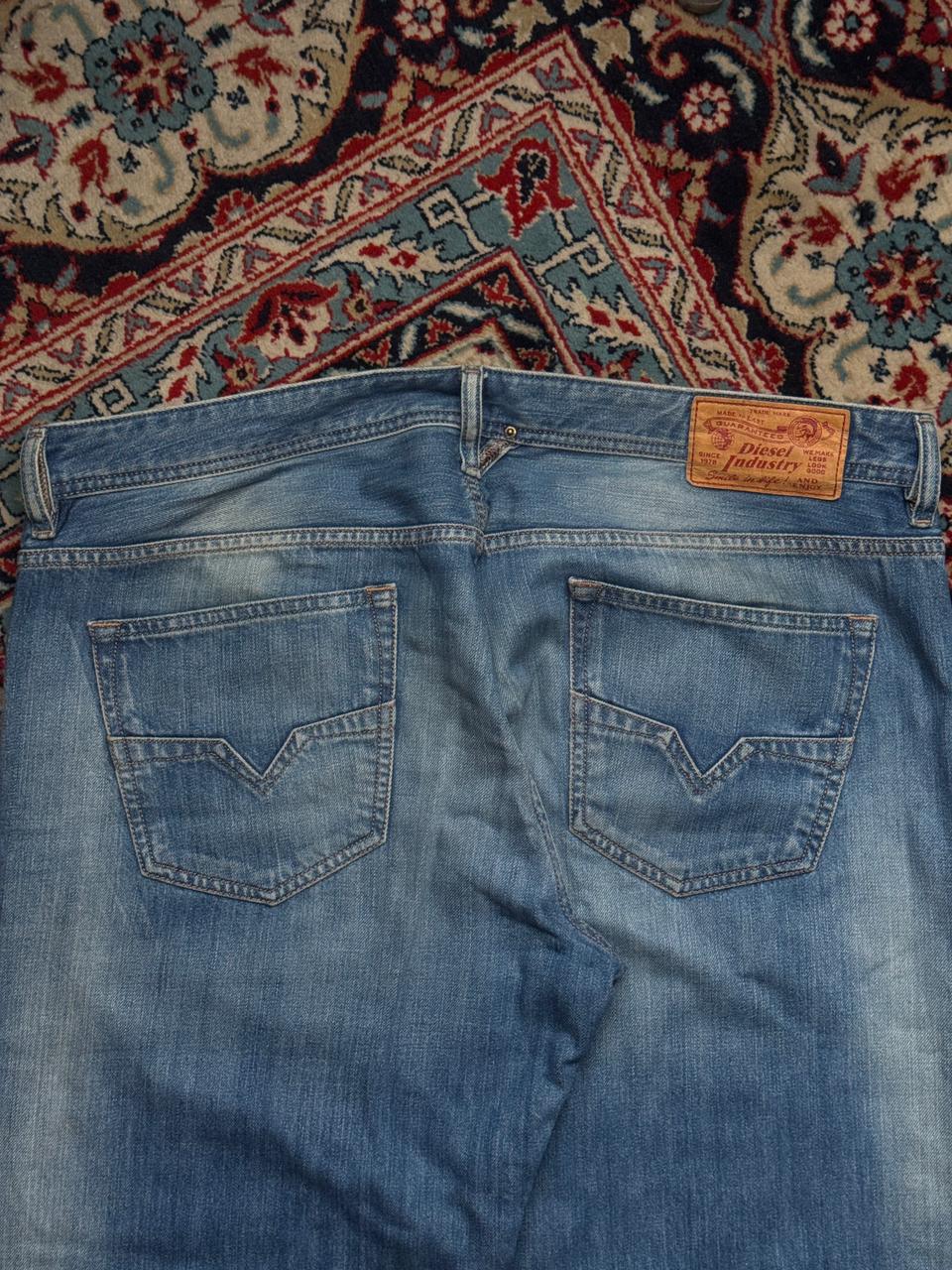 DIESEL LARKEE INDUSTRY BLUE WASHED STRAIGHT FIT JEANS - 38