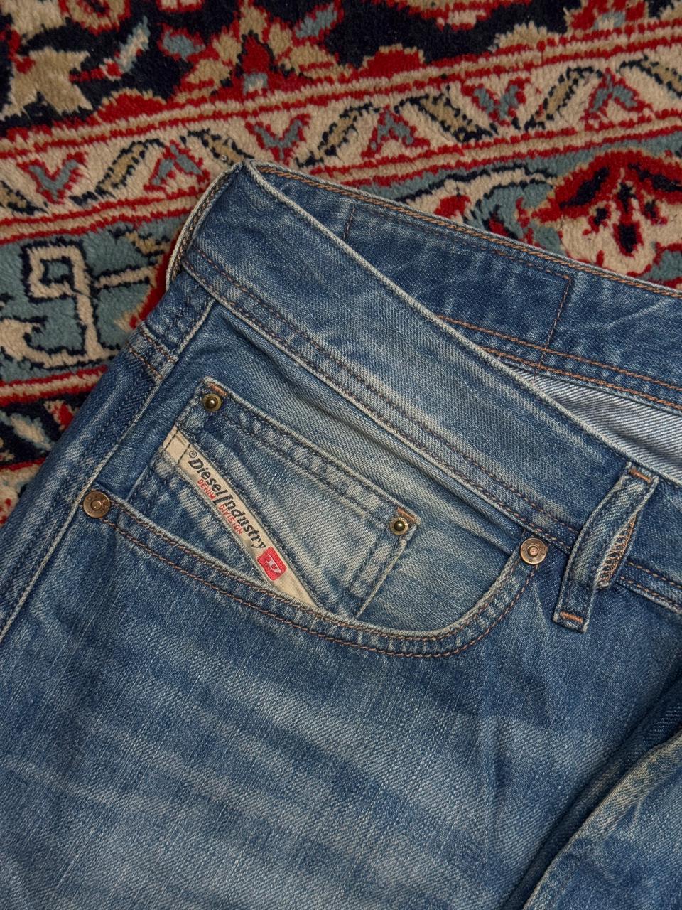 DIESEL LARKEE INDUSTRY BLUE WASHED STRAIGHT FIT JEANS - 38