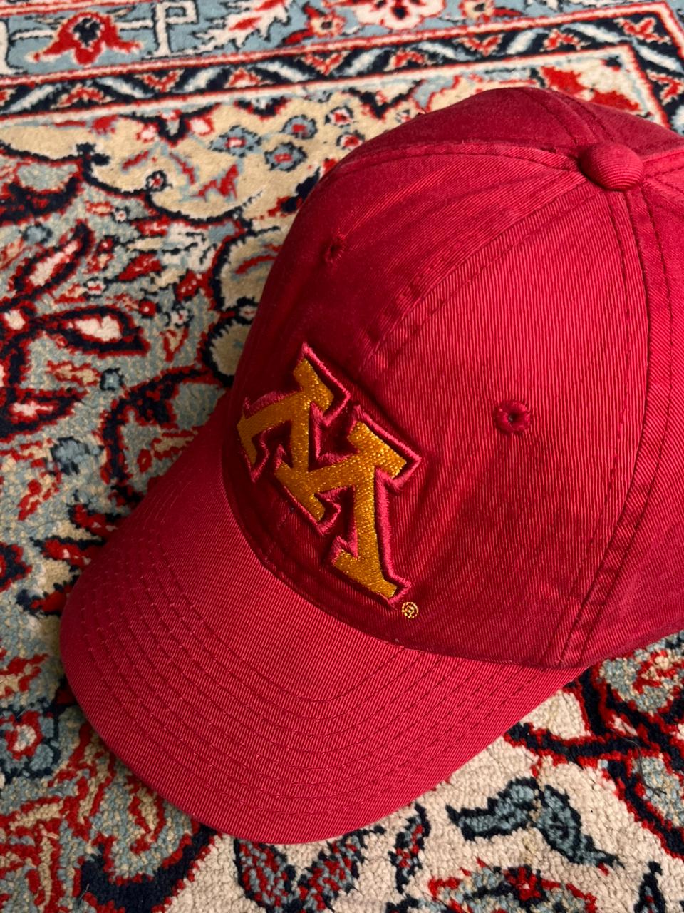 SIGNATURES UNIVERSITY OF MINNESOTA GOLDEN GOPHERS MAROON CAP