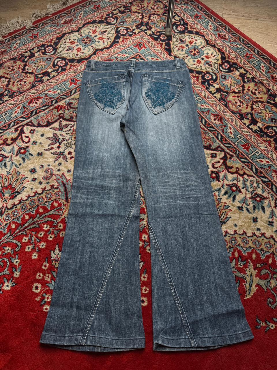CAROUGE EXCELLENT WIDE FIT EMBROIDERED BACK POCKETS DARK WASH JEANS - 28