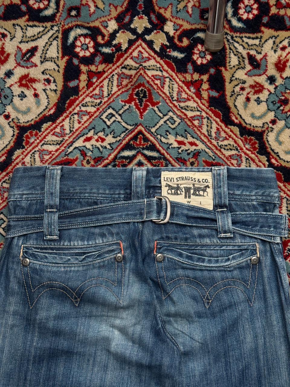 Levi Strauss & Co Medium WashED FlareD Cinch Back Jeans - 28