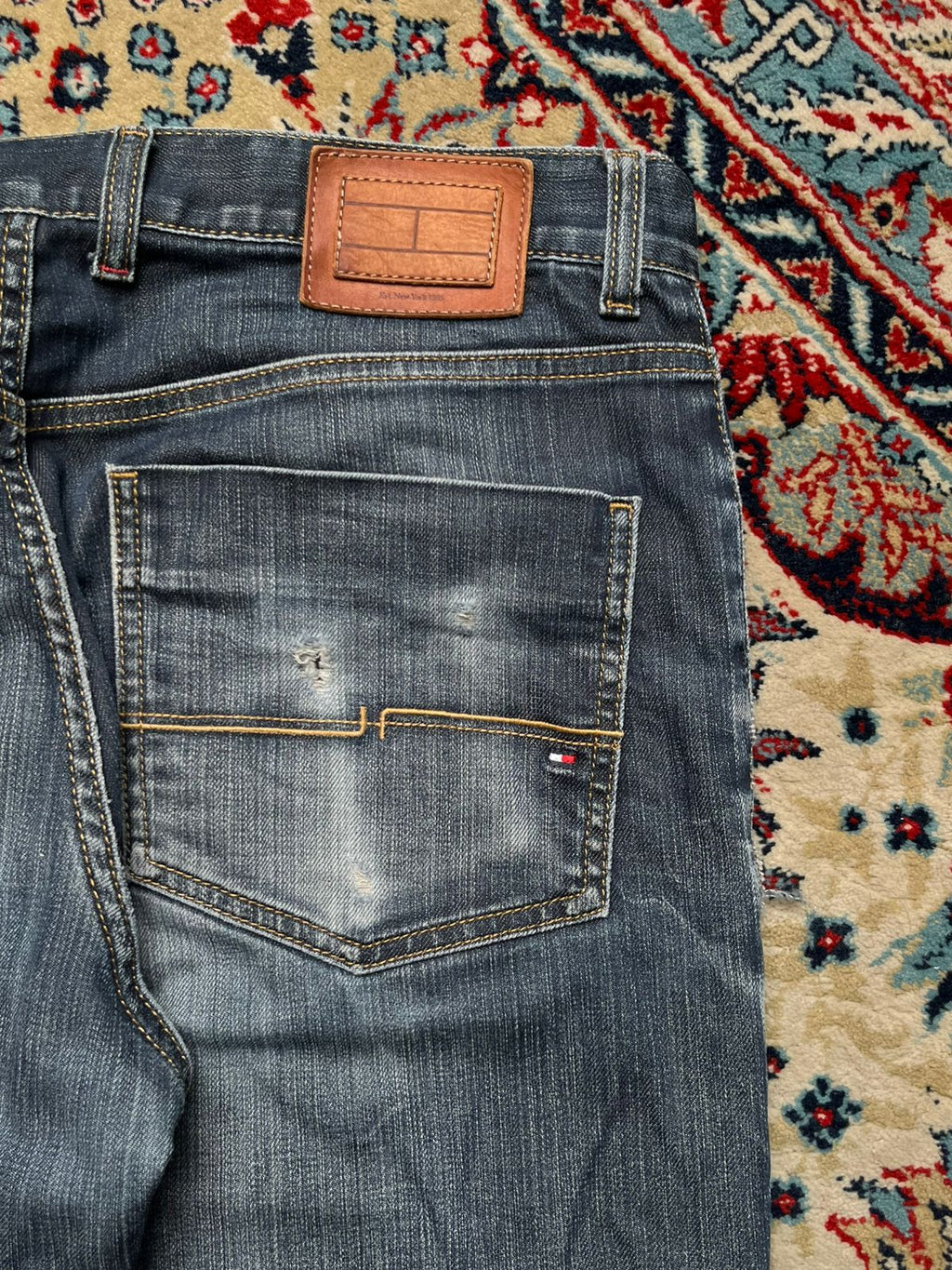 VINTAGE TOMMY HILFIGER DARK WASHED STRAIGHT FIT JEANS - 34