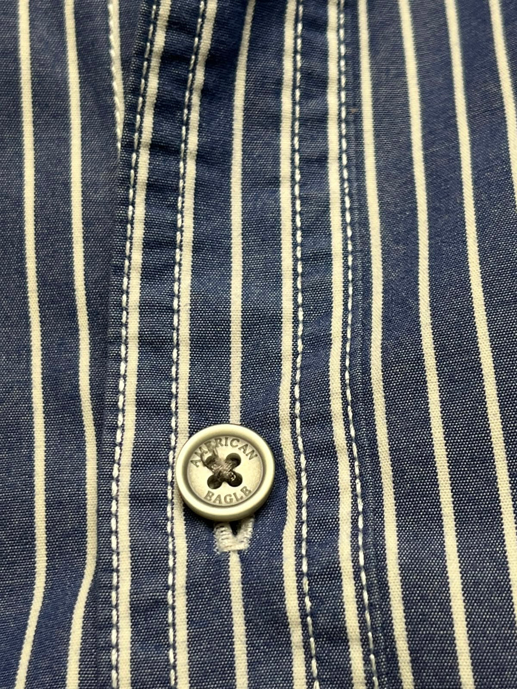 AMERICAN EAGLE OUTFITTERS BLUE STRIPED ATHLETIC FIT BUTTON DOWN SHIRT - L