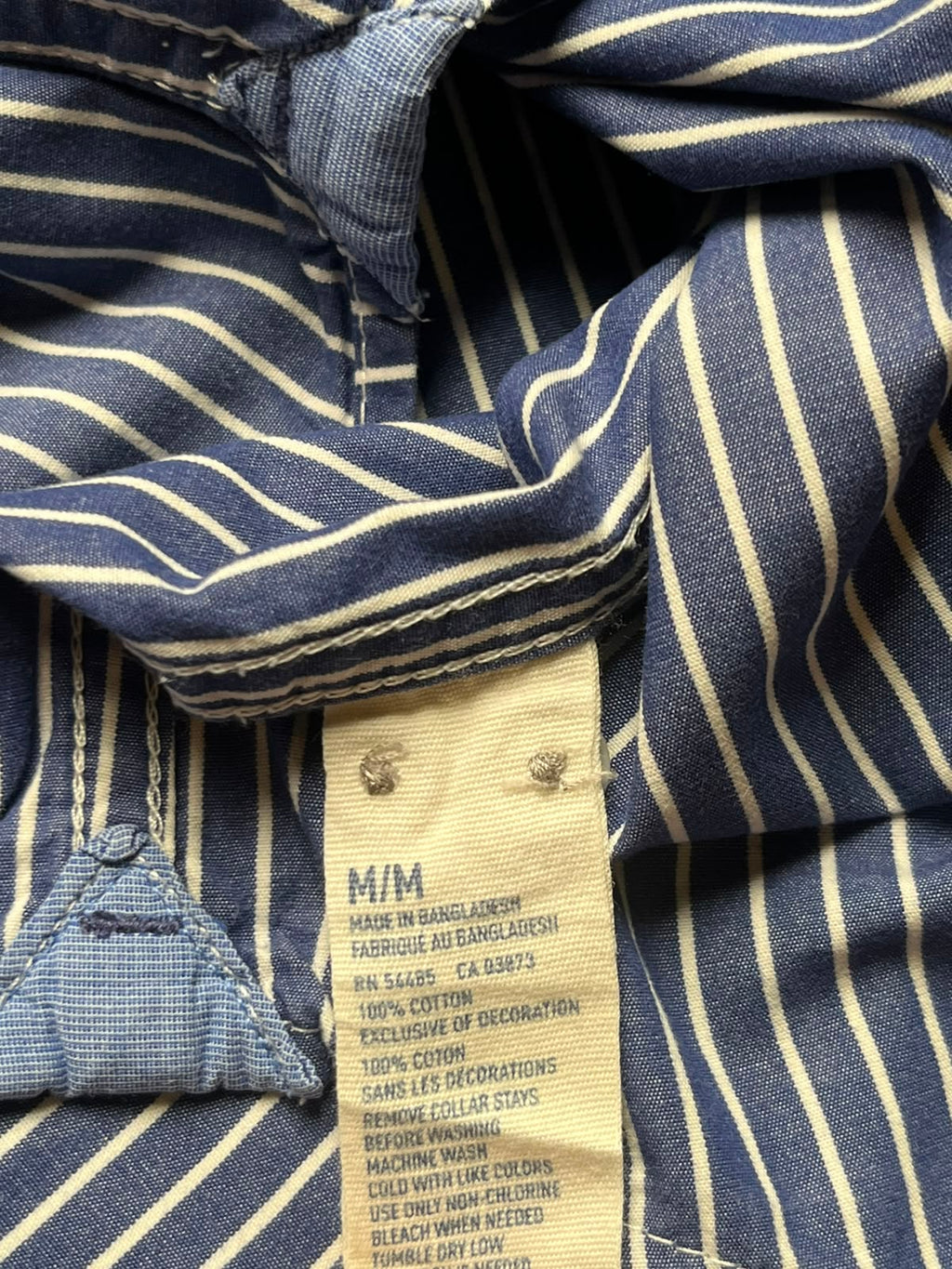 AMERICAN EAGLE OUTFITTERS BLUE STRIPED ATHLETIC FIT BUTTON DOWN SHIRT - L