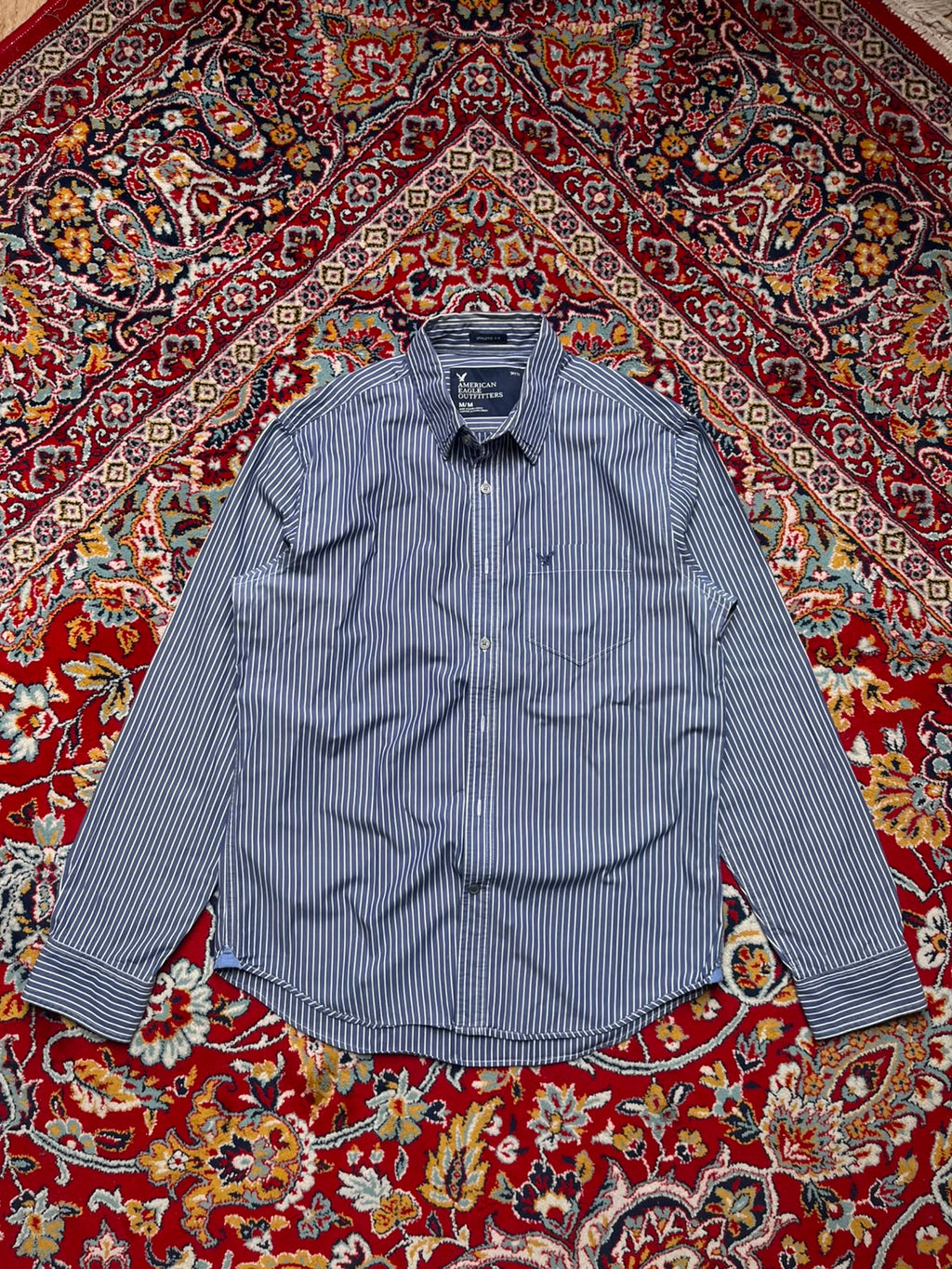 AMERICAN EAGLE OUTFITTERS BLUE STRIPED ATHLETIC FIT BUTTON DOWN SHIRT - L