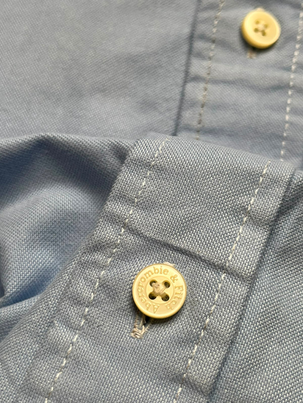 ABERCROMBIE & FITCH MUSCLE FIT LIGHT BLUE OXFORD BUTTON DOWN SHIRT - L