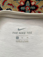 THE NIKE WHITE GRAPHIC TEE - XL