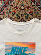 THE NIKE WHITE GRAPHIC TEE - XL