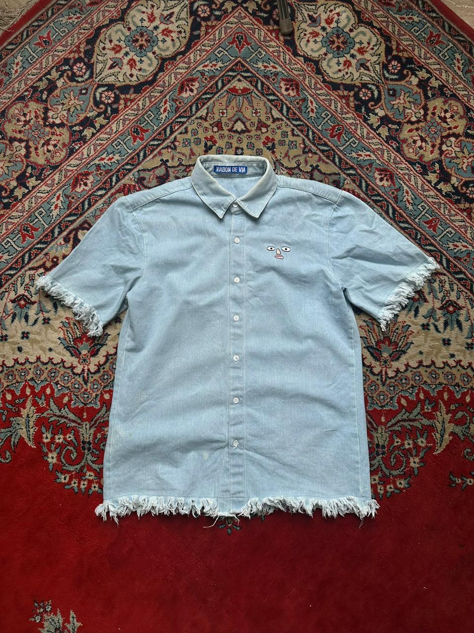 VIABON DE VIA LIGHT WASH DENIM EMBROIDERED BUTTON DOWN SHIRT - M