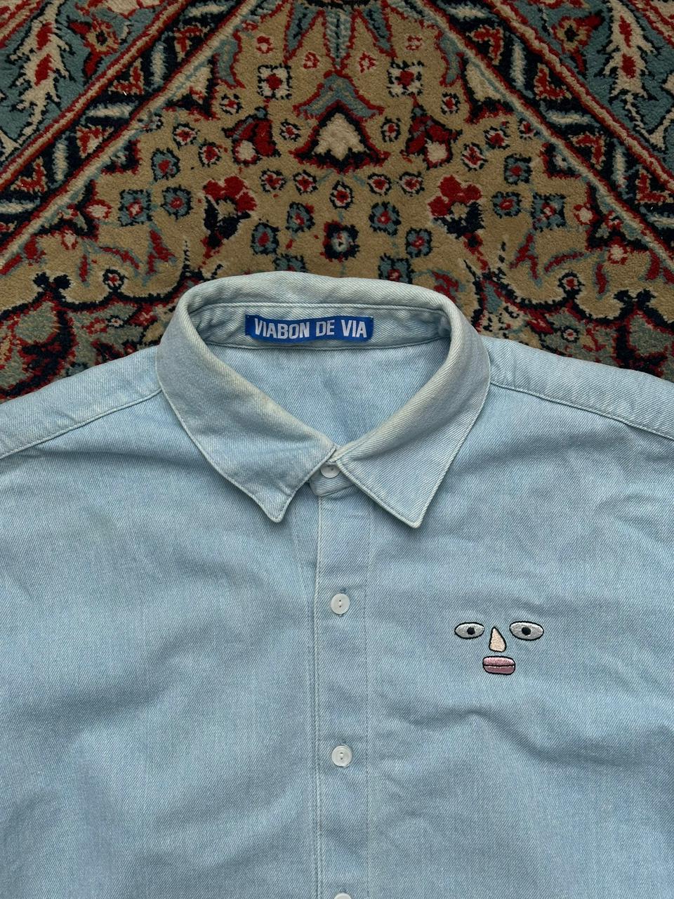 VIABON DE VIA LIGHT WASH DENIM EMBROIDERED BUTTON DOWN SHIRT - M