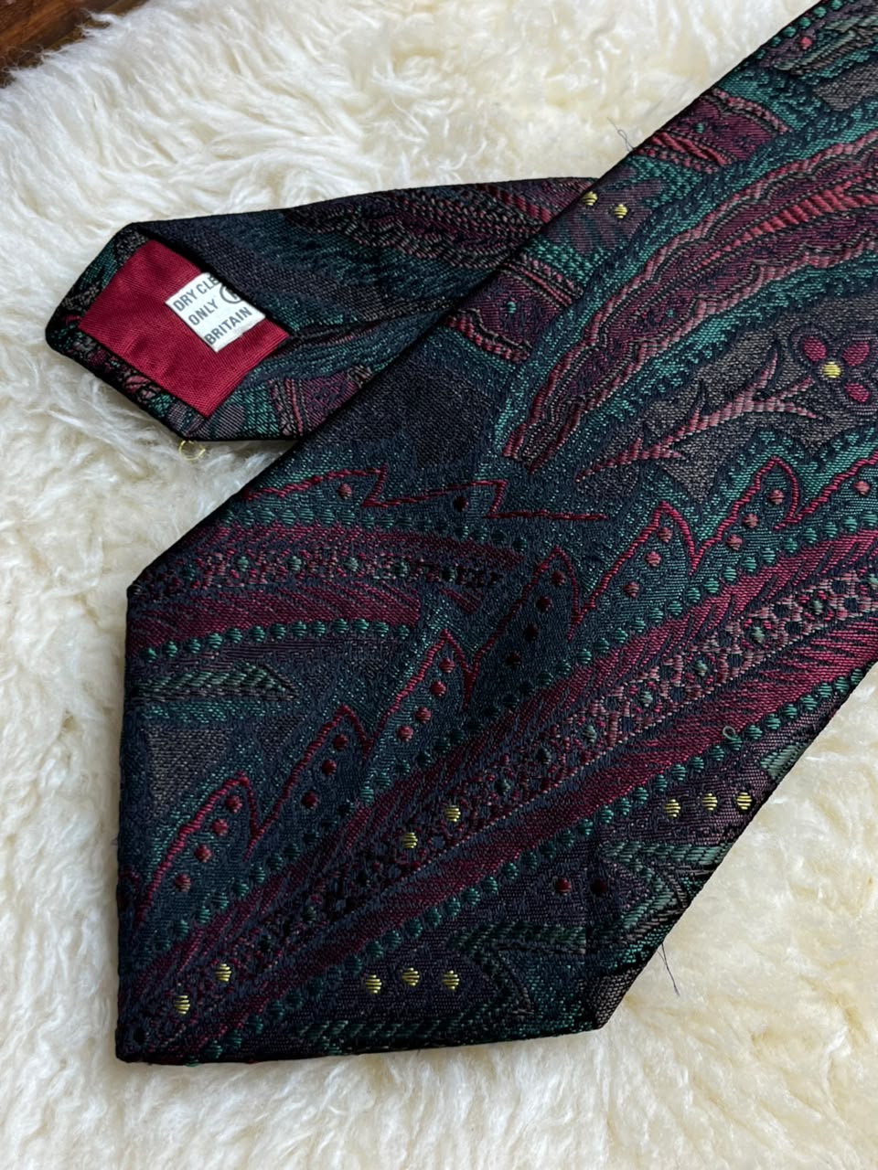 River Island Made in Britain - Green Burgundy Silk Paisley tie