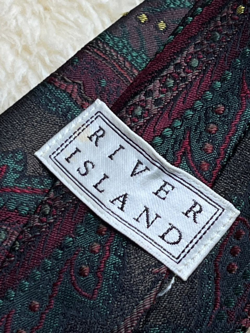 River Island Made in Britain - Green Burgundy Silk Paisley tie