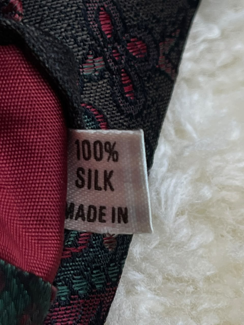 River Island Made in Britain - Green Burgundy Silk Paisley tie