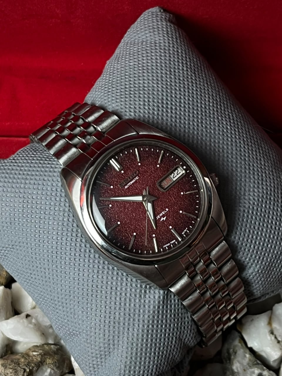 Vintage Seiko Automatic 7009-3210 Burgundy Sparkle Dial Men's Watch Jubilee Band