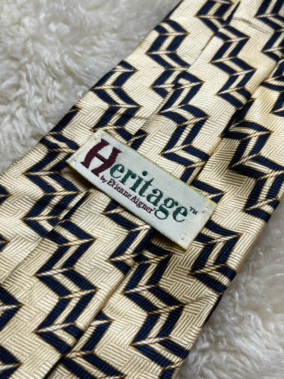 Heritage by Etienne Aigner 100% Silk Tie Mens Champagne Gold Navy Blue Chevron Zigzag Mexico