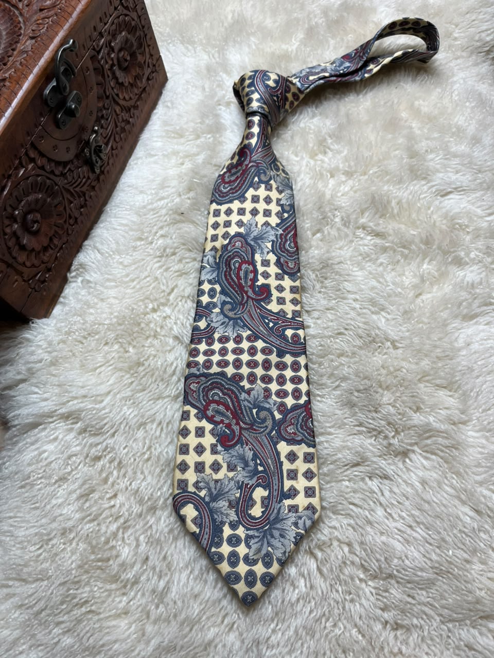 Morris Ithaca New York 100% Silk Tie Mens Gold Red Blue Paisley Floral Medallion USA
